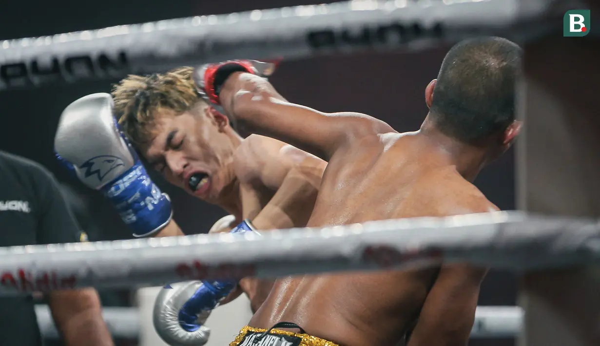 Pertarungan antara Kallens Barthez (kiri) dengan Nelson Julianto dalam duel kelas 61 kilogram di ajang Byon Madness Vol. 4 yang digelar di Spike Air Dome, PIK 2, Jakarta, Sabtu (6/6/2026).