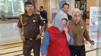Terpidana kasus penipuan yang menjadi buronan selama 15 tahun digiring petugas usai tertangkap di Kota Batam. (Liputan6.com/M Syukur)