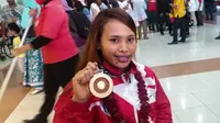 Kabar naiknya status Gunung Agung menjadi Awas didengar peraih medali emas ASEAN Para Games itu setelah selesai bertanding. (Liputan6.com/Fajar Abrori)