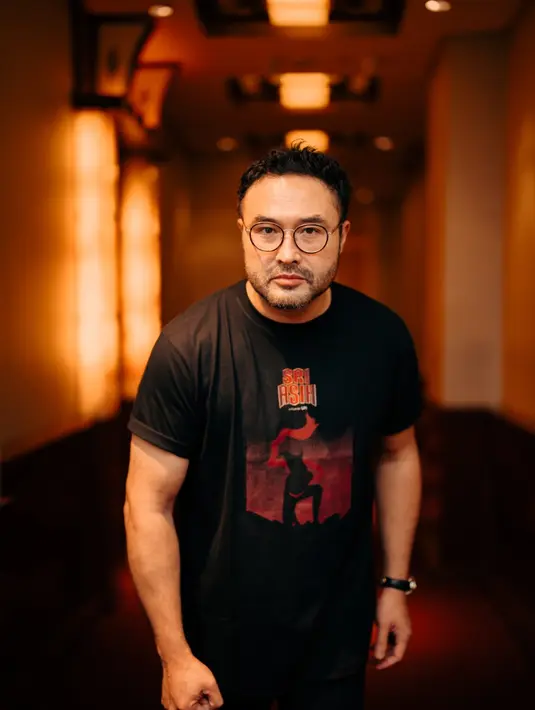 Mencermati trailernya tergambar jelas transformasi Surya Saputra. Dikenal sebagai ayah baik hati dan tegas di sinetron Ikatan Cinta, dalam trailer ia dengan emosi menembaki sejumlah orang. Gaya rambutnya bikin pangling sekaligus menegaskan citra antagonis. Sri Asih menempatkan Surya Saputra sebagai Prayogo Adinegara, lawan tangguh sekaligus bukan orang sembarangan. (Foto: Dok. Poplicist)