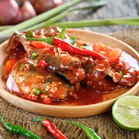 Mengolah sarden./Copyright shutterstock.com/g/dasuwan