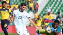 Gelandang Argentina, Lucas Alario, berusaha membobol gawang Ekuador pada laga persahabatan di Stadion Martinez Valero, Elche, Minggu (13/10). Ekuador kalah 1-6 dari Argentina. (AFP/Jose Jordan)