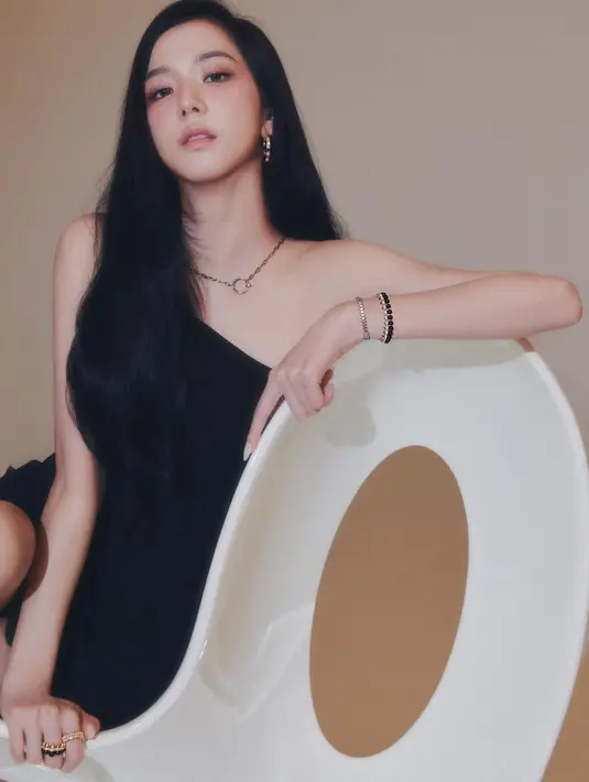 Sedangkan penampilannya untuk photoshoot majalah Elle Singapura tak kalah memukau. Jisoo berpose duduk mengenakan dress hitam dengan bagian bahu yang asimetris. Makeup bernuansa peach membuat penampilannya semakin menawan. [Foto: Instagram/sooyaaa__]