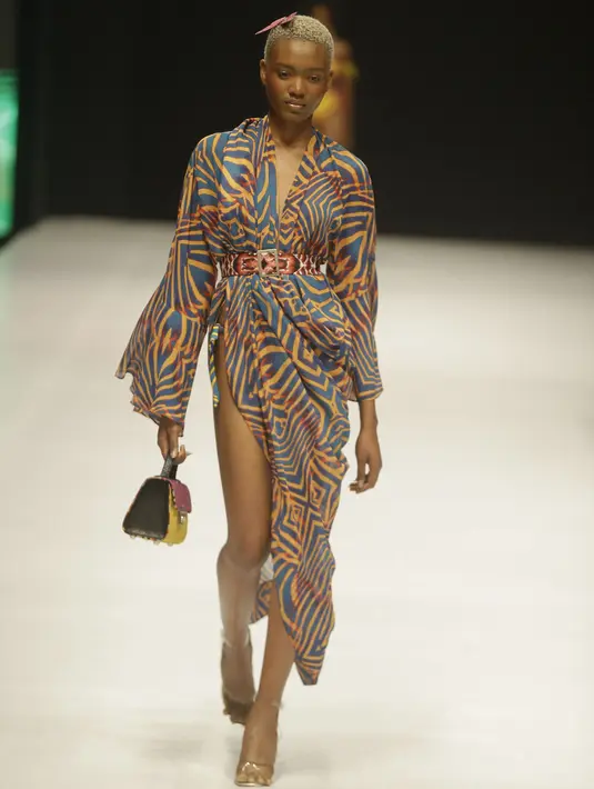 Seorang model berjalan di catwalk mengenakan busana rancangan Andrea Iyamah selama Heineken Fashion and Design Week di Lagos, Nigeria (26/10/2019). Lagos Fashion Week (LFWNG) adalah acara mode multi-hari tahunan yang didirikan pada 2011 oleh Omoyemi Akerele. (AP Photo/Sunday Alamba)
