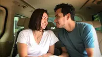 Ada-ada saja tingkah pasangan Darius Sinathrya dan Donna Agnesia saat liburan. (Instagram/@darius_sinathrya)