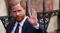 Pangeran Harry keluar dari gedung Pengadilan Tinggi London pada Rabu, 9 April 2025. (dok. HENRY NICHOLLS / AFP)