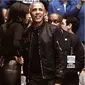 Barack Obama dengan jaket bomber hitam. (dok.Instagram @mensfashionpost/https://www.instagram.com/p/BuJ4MaZnypl/Henry
