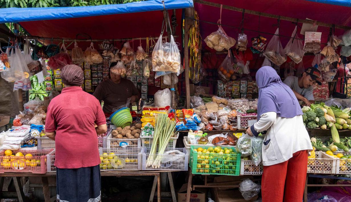 Pembeli memilih makanan dari sebuah kios di pasar tradisional di Jakarta pada Rabu 3 Juni 2026. (BAY ISMOYO/AFP)