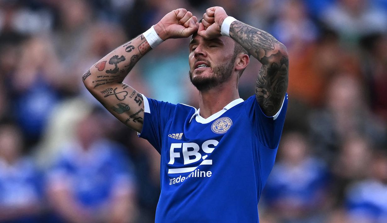 James Maddison. Gelandang serang Leicester City, James Maddison tampak kecewa setelah gagal mencetak gol ke gawang Crystal Palace dalam laga pekan ke-11 Liga Inggris 2022/2023 di King Power Stadium (15/10/2022). Hingga kini ia telah mencetak 7 gol dan 4 assist dari total 13 laga di Liga Inggris. Ketajamannya mengalahkan koleksi gol Jamie Vardy, rekannya yang berposisi sebagai striker yang hingga kini baru mencetak 1 gol dari 19 laga. (AFP/Ben Stansall)