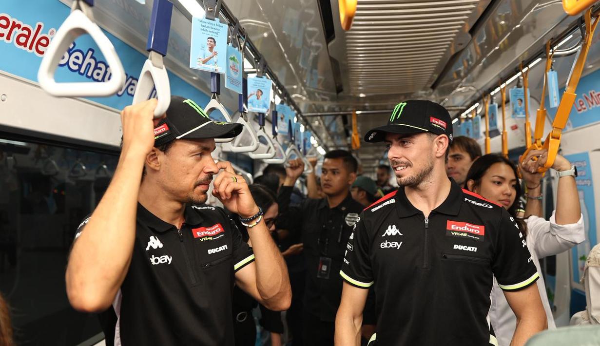 Potret duo riders Pertamina Enduro VR46 Racing Team, Franco Morbidelli & Fabio Di Giannantonio, menikmati pengalaman naik MRT Jakarta bareng pada Selasa, (30/09/2025). (Dok.Pertamina Lubricants)