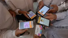 Siswa SMKN 2 Gambir membuka aplikasi E-Skrining pada handphonenya saat dokter Puskesmas melakukan pemeriksaan kesehatan di sekolahnya, Jakarta, Jumat (30/8/2019). Malalui aplikasi ini mereka dapat lebih mudah mengetahui riwayat sakit setelah diperiksa dokter. (merdeka.com/Imam Buhori)