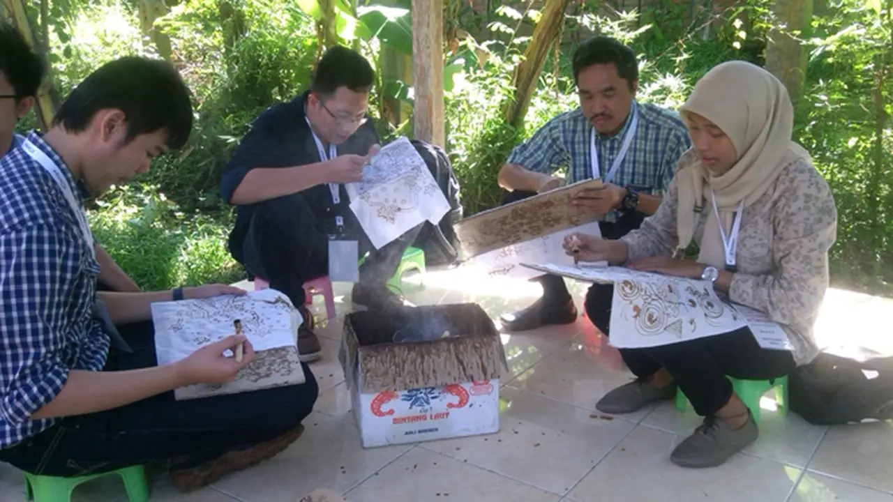 Mengintip Peserta Konferensi International Tempe Belajar Membatik