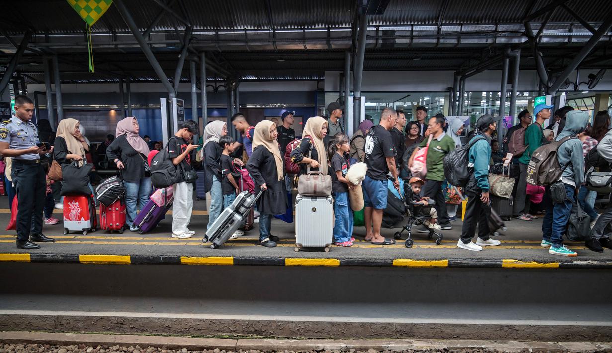 Sebanyak 47.225 penumpang diproyeksikan menggunakan kereta api di wilayah KAI Daop 8 Surabaya pada Selasa (17/3/2026). Tampak dalam foto, para penumpang menunggu untuk naik kereta di stasiun Gubeng, Surabaya, Jawa Timur, Selasa 17 Maret 2026. (JUNI KRISWANTO/AFP)