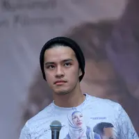 Ditengah banyaknya umat muslim menjalankan ibadah agama, lelaki kelahiran Singkawang, Kalimantan Barat 26 tahun silam itu belajar untuk menjaga diri. (Andy Masela/Bintang.com)