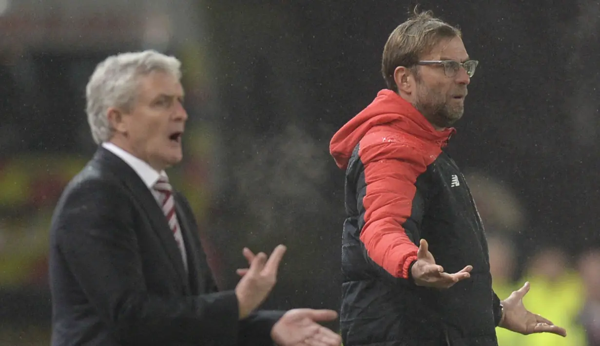 Pelatih Stoke City, Mark Hughes (kiri) dan Pelatih Liverpool,Jurgen Klopp memberikan instruksi kepada para pemainnya  pada Leg pertama semi-final Piala Liga Inggris di Stadion Britannia, Inggris, Rabu (06/01/2016) dini hari WIB. (AFP Photo/Oli Scarff)