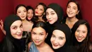 Zaskia Sungkar, Shireen Sungkar, dan Margin baru saja hadir di pernikahan kerabat secara bersama-sama. Tampak akrab dengan foto bersama. [@shireensungkar]