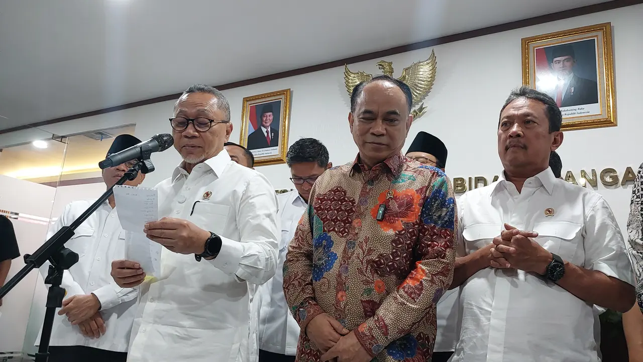 Menteri Koordinator Bidang Pangan Zulkifli Hasan membicarakan mengenai Koperasi Desa Merah Putih di Kantor Kemenko Pangan, Jakarta, Kamis (10/4/2025).
