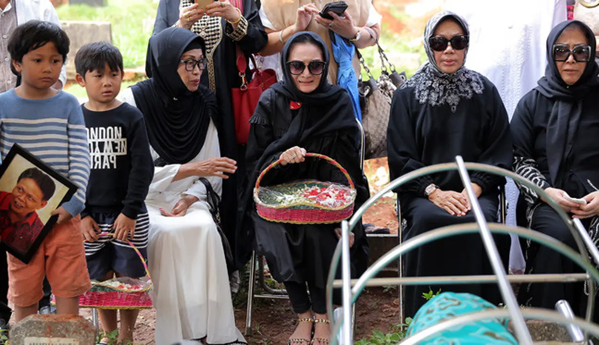 Selain itu, dikatakan juga oleh salah seorang kerabat Kiki bahwa sebelum meninggal dunia, ayahanda dari mantan istri Markus Horison ini sempat mengucapkan syahadat selama lima kali. (Deki Prayoga/Bintang.com)