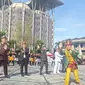 Kapolda Riau Irjen Mohammad Iqbal bersama Forkopimda menari Tari Riau Satu pada puncah Hari Bhayangkara di halaman kantor Gubernur Riau. (Liputan6.com/M Syukur)