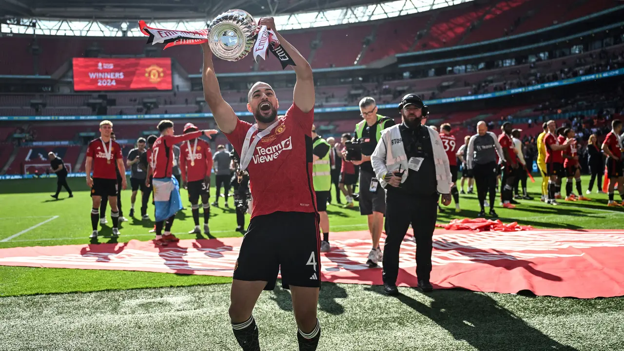 Foto: Tampil Spartan Bersama MU, Sofyan Amrabat Jadi Pemain Maroko Pertama yang Berhasil Menyabet Gelar Juara Piala FA