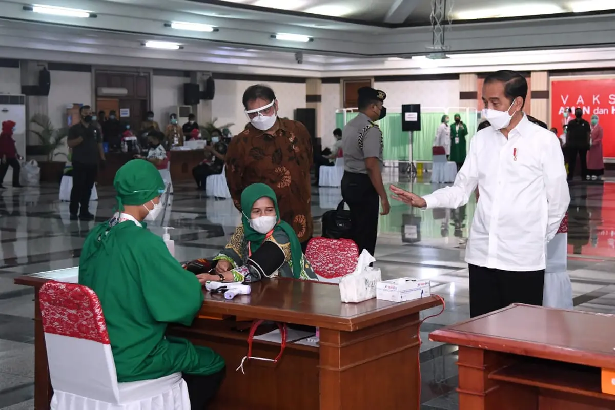Presiden Joko Widodo atau Jokowi meninjau vaksinasi Covid-19 untuk para pelayan publik di Jawa Tengah, Rabu (10/3/2021).