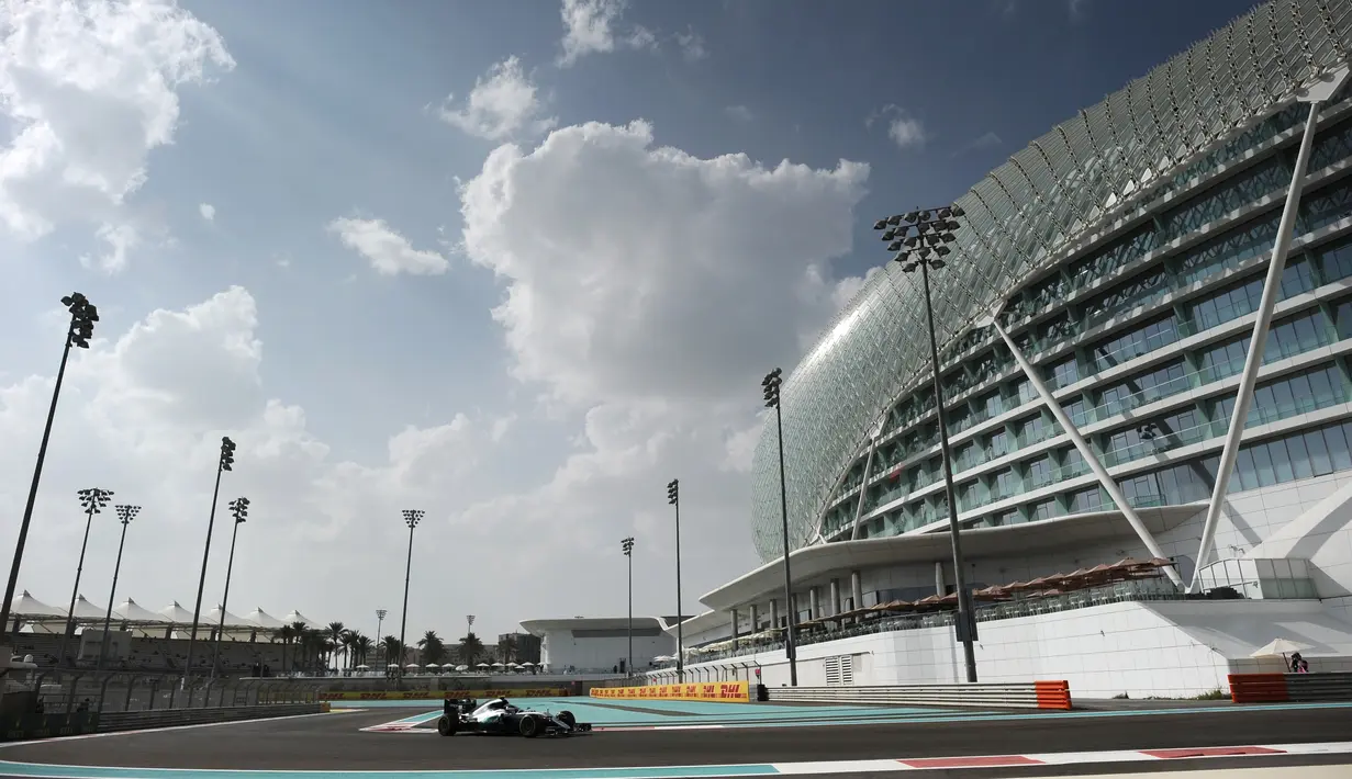 Pada latihan bebas kedua F1 GP Abu Dhabi, Nico Rosberg hanya berseisih 0,079 detik di belakang Lewis Hamilton. (AFP/Mohammed Al-Shaikh)