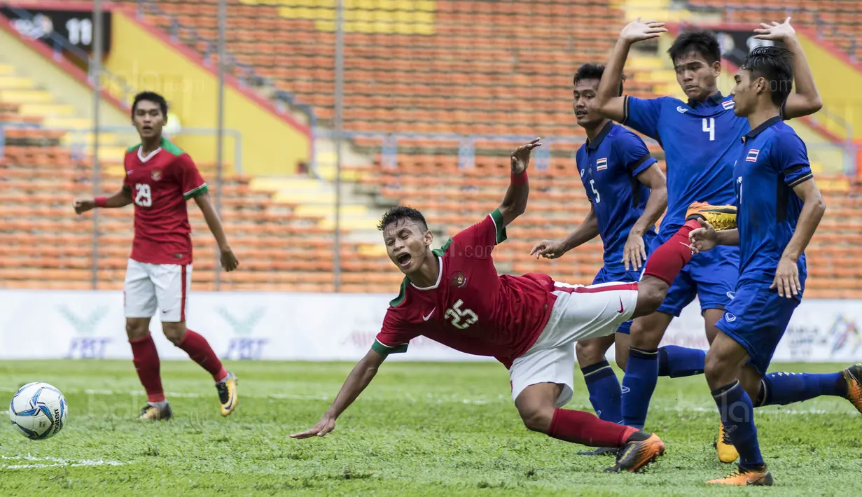 2. Gelandang Timnas Indonesia, Osvaldo Haay, dijatuhkan pemain Thailand yang berbuah hadiah penalti. (Bola.com/Vitalis Yogi Trisna)