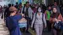 Penumpang kereta commuter line berjalan kaki dari stasiun saat jam sibuk di Jakarta pada Kamis 21 Mei 2026. (BAY ISMOYO/AFP)