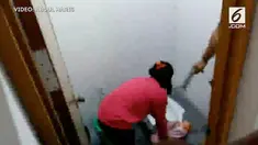 Seorang Ibu tega membuang janinnya ke kloset. Sebelum dibuang ke kloset, janin tak bernyawa itu terlebih dulu disembunyikan di atap.