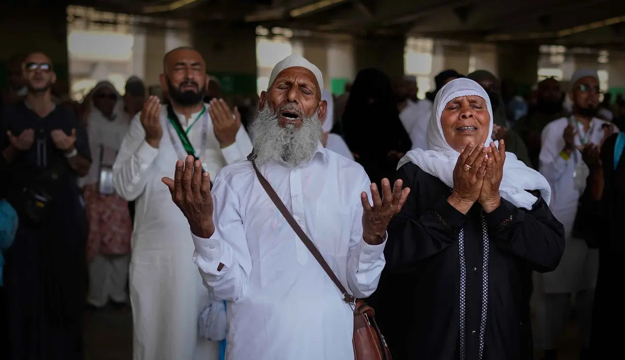Jemaah Muslim berdoa setelah melempar kerikil ke tiang-tiang sebagai simbol pelemparan batu ke setan pada hari kedua ritual, salah satu upacara terakhir ibadah haji tahunan, di Mina, Arab Saudi, Kamis 28 Mei 2026. (AP Photo/Altaf Qadri)