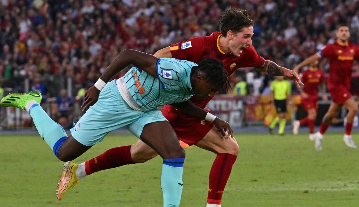 Jose Mourinho menilai dorongan yang dilakukan gelandang Atalanta, Caleb Okoli terhadap Nicolo Zaniolo layak mendapatkan hukuman penalti. Mourinho berpendapat, wasit Daniele Chiffi seharusnya segera menghentikan laga untuk melihat rekaman VAR. (AFP/Andreas Solaro)