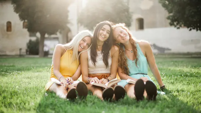 feminine energy//copyright pexels/JESSICA TICOZZELLI