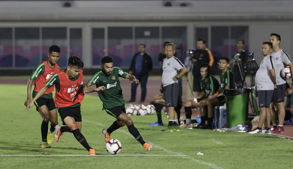 Pelatih Timnas Indonesia U-22, Indra Sjafri, saat sesi latihan di Stadion Madya, Jakarta, Rabu (24/7). Latihan ini merupakan persiapan jelang Sea Games 2019 Filipina. (Bola.com/M Iqbal Ichsan)