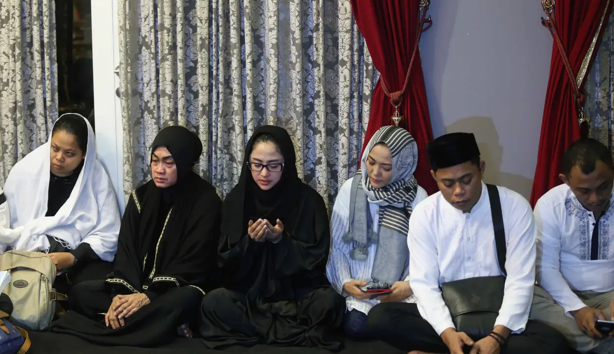 Dengan gaya berpakaiannya yang mengenakan busana berwarna hitam menjadi tanda bahwa wanita yang akrab disapa DePe ini sangat kehilangan sosok Jupe yang kini telah pergi untuk selamanya. (Nurwahyunan/Bintang.com)