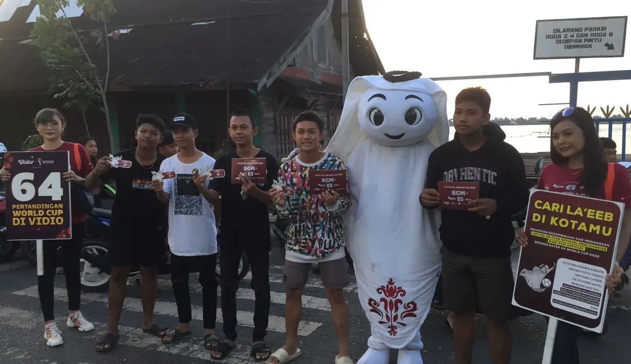 Maskot Piala Dunia 2022, La'eeb berfoto bersama warga saat mengunjungi Dermaga Banjar Raya,  Banjarmasin, Sabtu (29/10/2022). Kedatangan La'eeb ini disambut antusias oleh pengunjung dan pedagang. Dia menjadi buruan warga untuk berfoto. (FOTO: Dok. SCM)