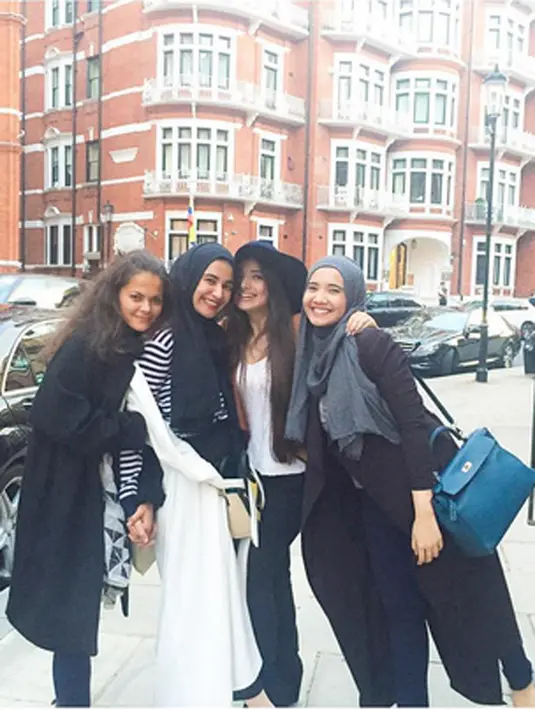 Di London, Shireen dan Zaskia menyempatkan untuk bercengkrama dengan sanak saudara mereka yang juga berada di London. (via instagram/@shireensungkar)