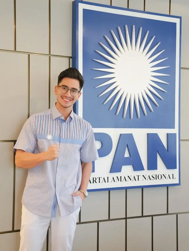 6 Potret Verrell Bramasta Resmi Terjun ke Dunia Politik, Ikuti Jejak Venna Melinda