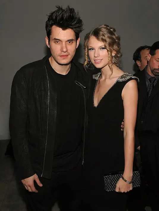 Setelah bubar dengan Taylor Lautner, dibulan yang sama, ia kembali menggandeng John Mayer. Kisah asmaranya ini juga tidak berlangsung lama, karena tahun 2010 bulan Februari resmi putus. Dikabarkan Taylor kesal dengan cara John memperlakukannya. (Istimewa)