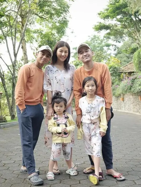 Ruben Onsu, mengajak istri dan ketiga anaknya untuk menikmati udara pagi. (Foto: Instagram/@ruben_onsu)