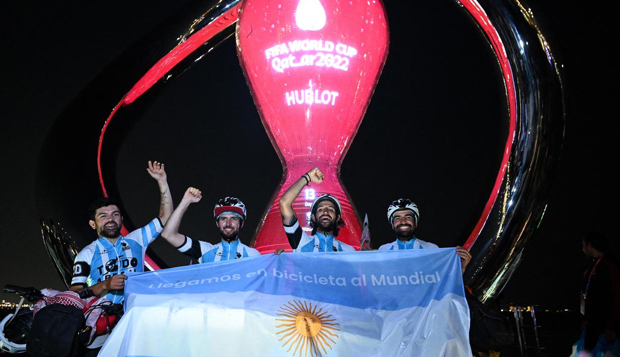 Empat pesepeda asal Argentina, Lucas Ledezma, Leandro Blanco Pighi, Silvio Gatti dan Sebastian Rodriguez telah mengakhiri tur perjalanannya dan tiba di jam hitung mundur Piala Dunia Qatar, di Doha pada Senin (7/11/2022) malam waktu setempat. (AFP/Kirill Kudryavtsev)