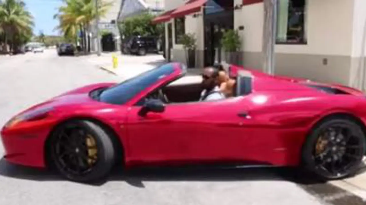 Lebron James Tebar Pesona di Atas Ferrari Seharga Rp 3 miliar