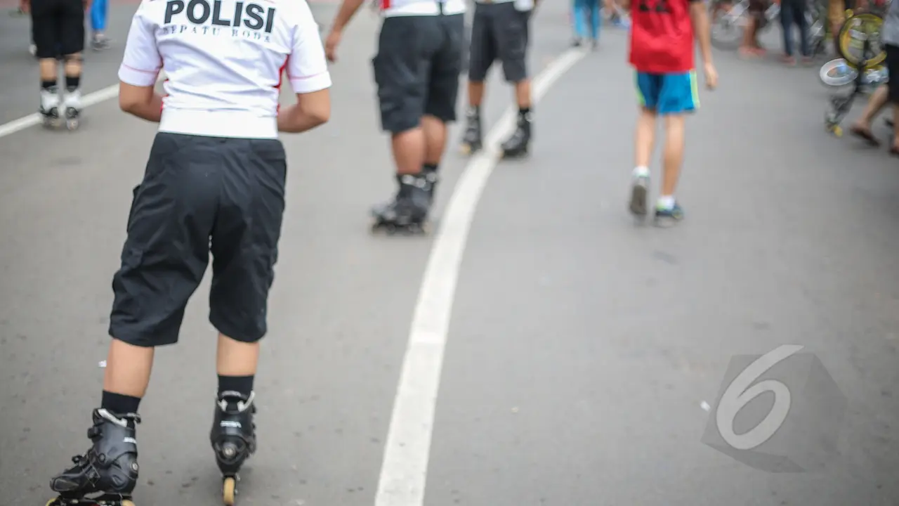 Aksi Polisi Bersepatu Roda Saat Car Free Day