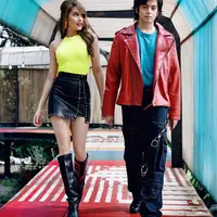 Tampil seksi di promo film Devil on Top, Cinta Laura mengenakan Tall Boots latex. Ia padukan dengan rok mini lateks hitam dengan halter neck berwarna kuning. Rambut diikat setengah mempertegas tampilan sebagai perempuan dewasa (instagram/claurakiehl)