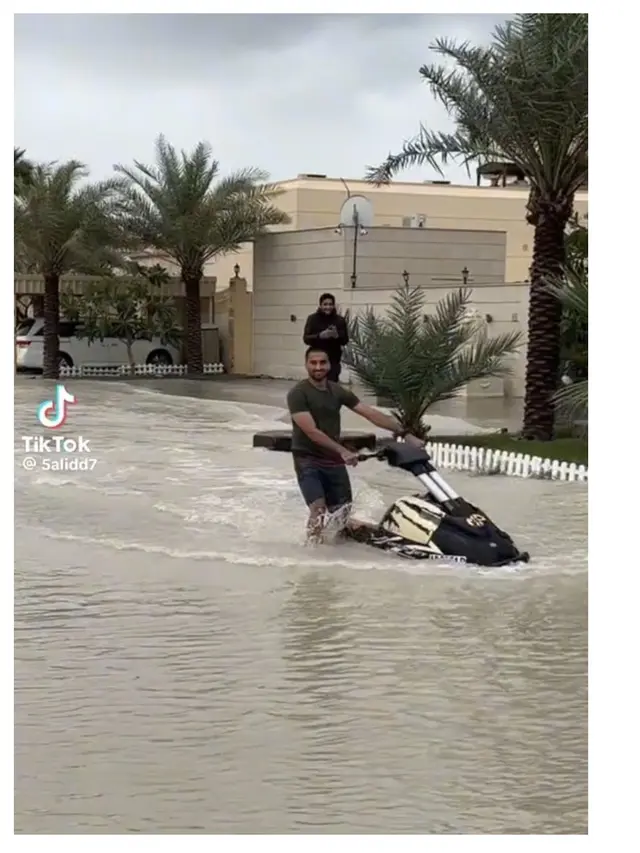 7 Potret Kelakuan Masyarakat Dubai Ketika Banjir, Orang Kaya Memang Beda