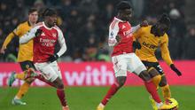 Duel Mateus Mane dan Bukayo Saka dalam laga Premier League antara Wolverhampton vs Arsenal di Molineux Stadium, 19 Februari 2026. (AP Photo/Dave Shopland)