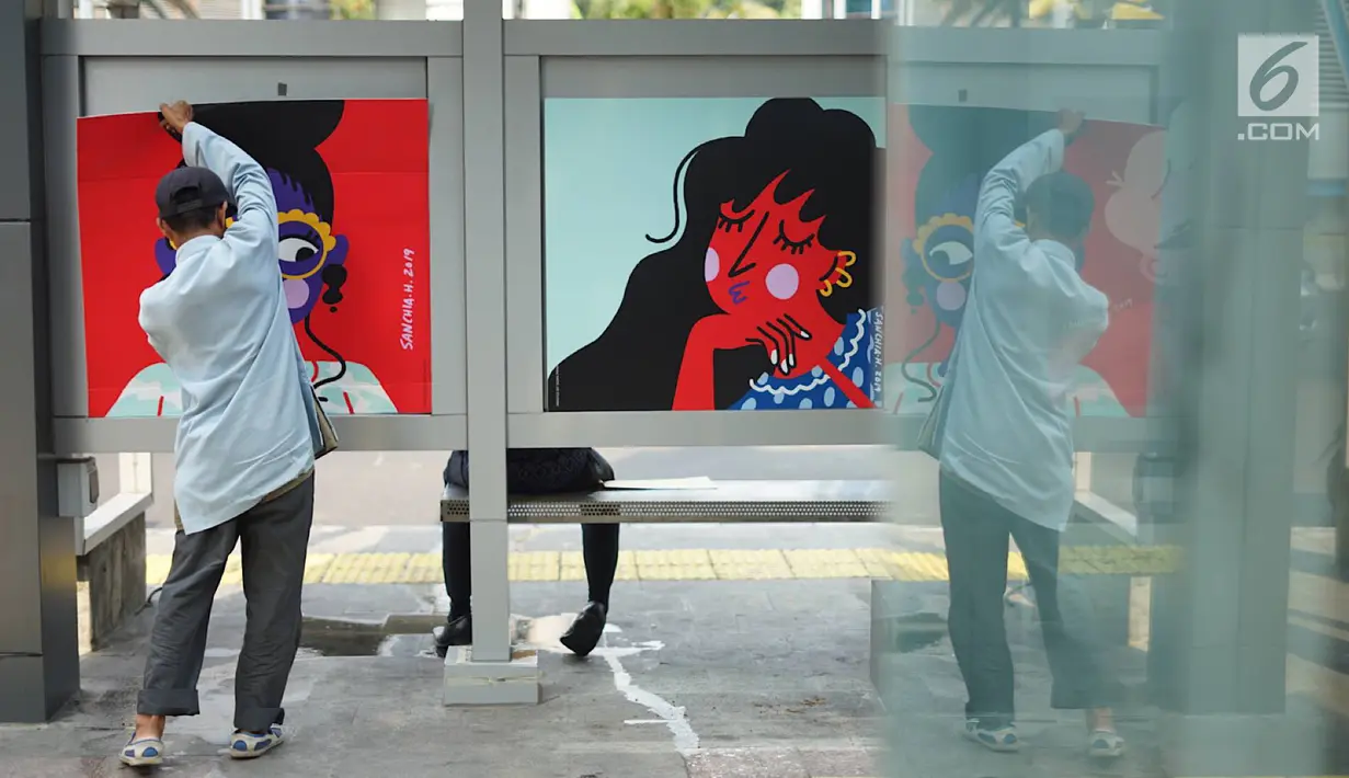 Pekerja memasang karya seni rupa di halte bus Jalan Jenderal Sudirman, Jakarta, Selasa (27/8/2019). Karya seni yang dipajang di halte bus dan stasiun MRT tersebut dibuat dalam rangkaian acara Jakarta Art Week 2019. (Liputan6.com/Immanuel Antonius)