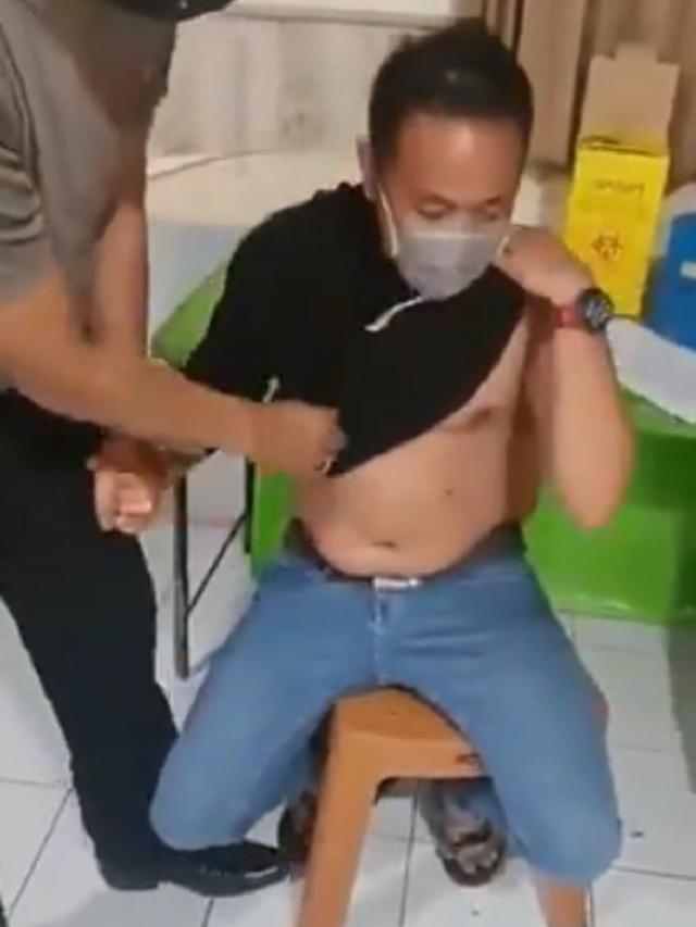 Takut Jarum, Aksi Pria Baca Doa Qunut dan Ayat Kursi Saat Disuntik Viral