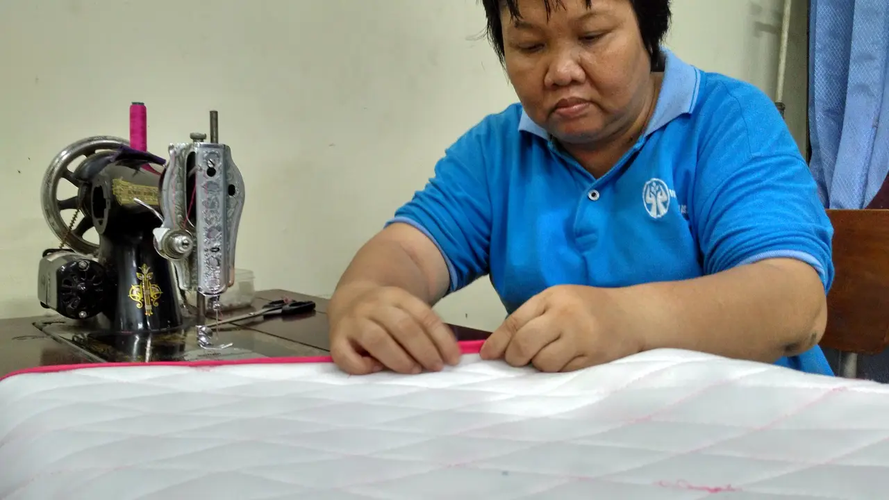 Penyandang tunagrahita memiliki semangat membara untuk menyekolahkan anaknya. Kini, putri satu-satunya sudah berhasil menjadi sarjana dan bekerja.