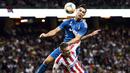 Gelandang Juventus, Cristiano Ronaldo, duel udara dengan bek Atletico Madrid, Kieran Trippier, pada laga ICC di Stadion Solna, Stockholm, Sabtu (10/8). Atletico menang 2-1 atas Juventus. (AFP/Erik Simander)