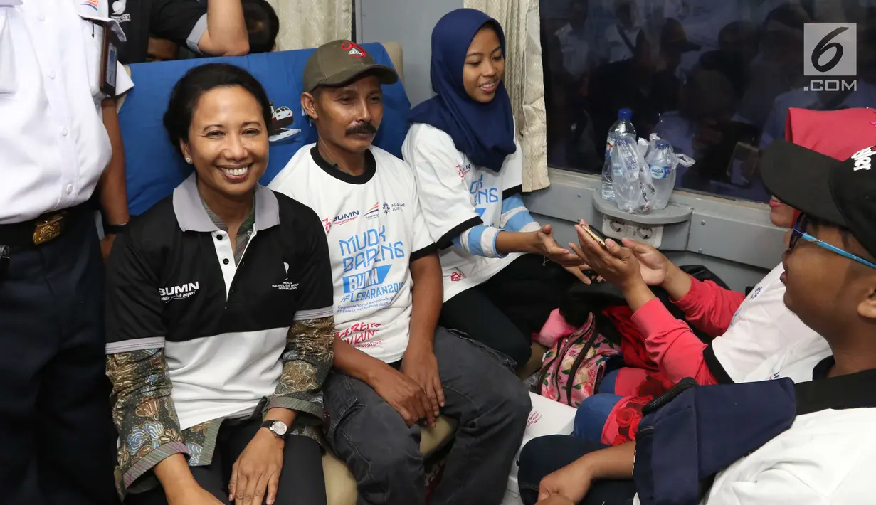 Menteri BUMN Rini Soemarno menyapa para pemudik gratis PT KAI di Stasiun Senen, Jakarta, Selasa (5/6). Peserta yang lolos verifikasi program mudik diberangkatkan dengan KA Brantas Lebaran dengan tujuan akhir Stasiun Blitar. (Liputan6.com/Angga Yuniar)